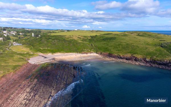 På billedet ses objektet Inglenook beliggende i byen Manorbier.