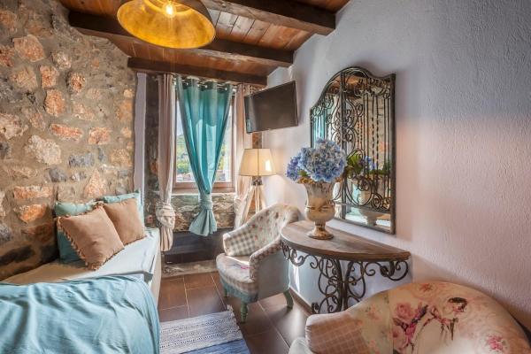 A la foto es mostra l'objecte Dandy Villas Palios Agios Athanasios - Attic - Fireplace - Village Square situat a la ciutat de Árnissa.