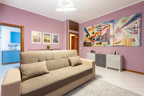 A la foto es mostra l'objecte Parma Station Colorful Apartment with Balcony x5 situat a la ciutat de Parma.