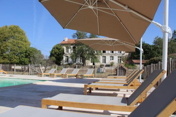 Na fotografii je vidět objekt Château de Servanches - Gîtes 20 personnes - Dordogne - Piscine nacházející se ve městě Servanches.