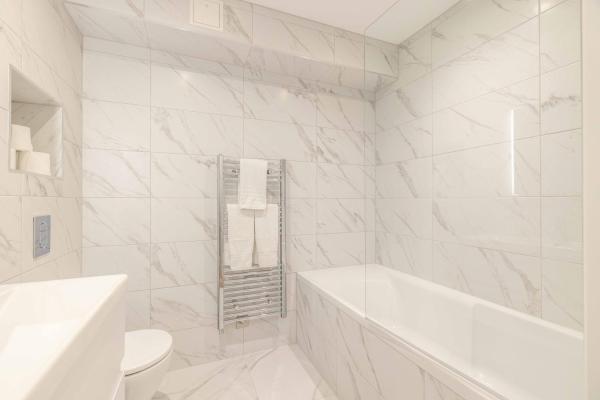 Fotografie 9: Escape in Style to Windsor with Free Parking - By Tempstay