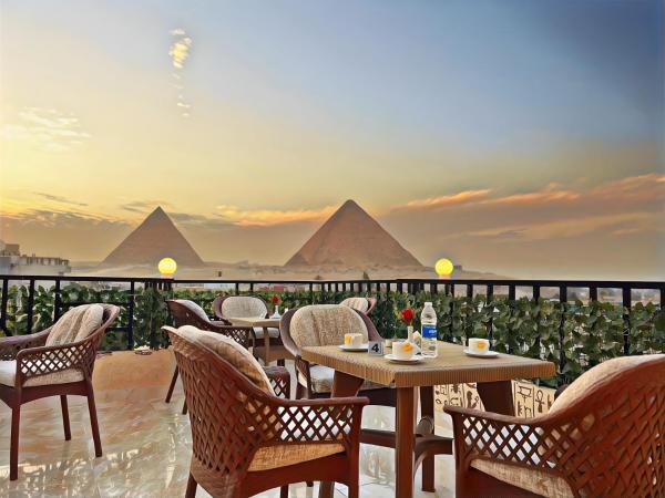 Na fotografii je vidět objekt The Pyramids Crypt Inn nacházející se ve městě Káhira.
