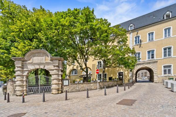 Modern Apartments in Clausen with WiFi, Kitchen & Workspace, Luxembourg