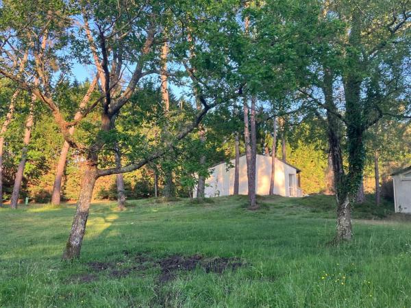 A la foto es mostra l'objecte Maison une chambre Domaine Du Lac avec bain nordique situat a la ciutat de Montendre.