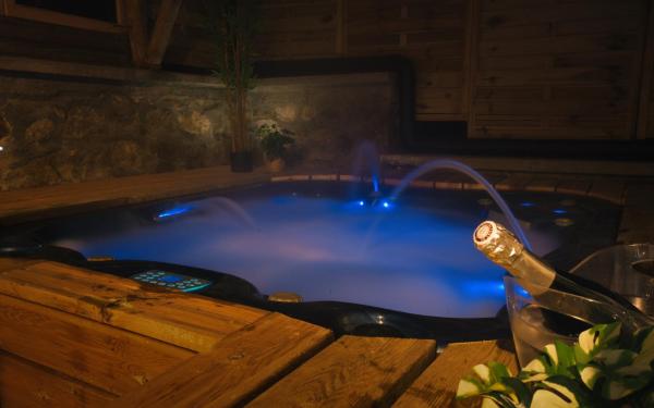 A la foto es mostra l'objecte Le Nid d'Aigle situat a la ciutat de Chalmazel.