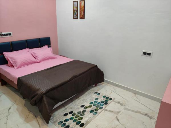 Auf dem Foto ist das Objekt Sunrays Homestay Ayodhya Dham in der Stadt Ayodhya zu sehen.