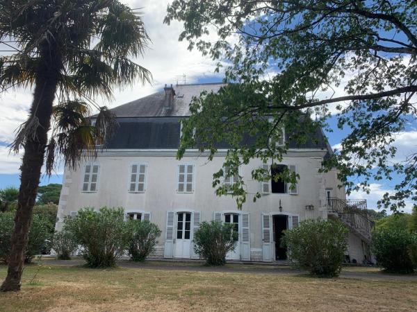 Auf dem Foto ist das Objekt Château l'haurie with large garden, swimming pool and games room in der Stadt Aroue zu sehen.