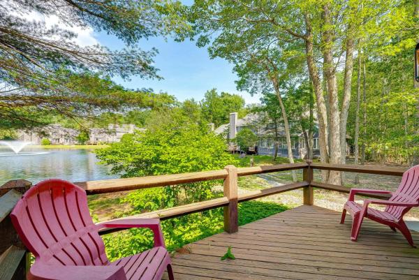 写真にはジム・ソープ市にあるPool and Marina Access Condo with Deck in Jim Thorpeが写っています。