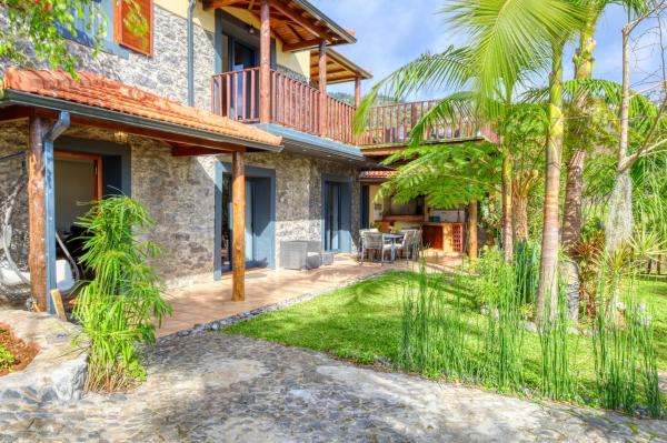 A la foto es mostra l'objecte Ricardo House, a Home in Madeira situat a la ciutat de Calheta.