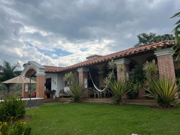 Auf dem Foto ist das Objekt Casa colonial hermosa divisa a 1 45 h de Medellin in der Stadt Venecia zu sehen.