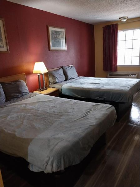Na foto é possível ver o objeto 2 Double Beds Hotel Room 222 localizado na cidade de Jackson.
