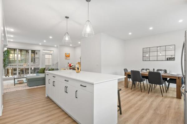 Na fotografii je vidět objekt Luxury 3 Bedrooms Spacious Townhome, 2 Car Garage, Sleeps 8, Heater & AC, King Bed, Easy Ski Access, Next to WinSport, 10km from Calgary Downtown, Near Banff nacházející se ve městě Calgary.