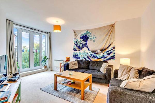 2BR w WiFi in Vibrant Streatham, London