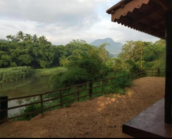 Na fotografii je vidět objekt Kandy Okaya nacházející se ve městě Uda Aludeniya.