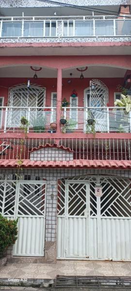 Na fotografii je vidět objekt Casa com 03 Apartamentos e Área de Cobertura nacházející se ve městě Belém.