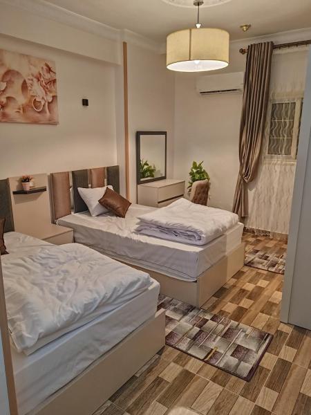 På billedet ses objektet المسلة شقة فندقية - Obelisk Hotel Apartment beliggende i byen Mudīrīyah.