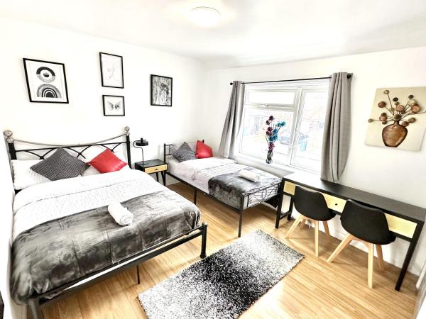 A la foto es mostra l'objecte 4 ensuite Bedroom Entire House Sleeps 10 Driveway Parking near Coventry Univesity and City Center situat a la ciutat de Coventry.