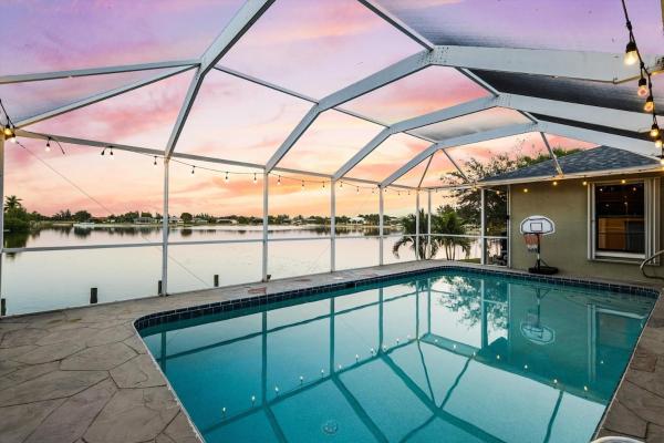 Seabreeze Oasis Lakefront Home Has 2 Ensuites And Heated Pool - Cape Coral, FL