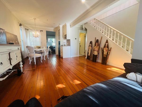 A la foto es mostra l'objecte 3 level, home near downtown! situat a la ciutat de Vancouver.