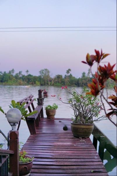 Nella foto è visibile l'oggetto เรือนรอยน้ำ บ้านกามเทพ โฮมสเตย์ อัมพวา situato nella città di Ban Khlong Khlaeng.