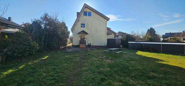 A la foto es mostra l'objecte Schöne Wohnung mit Kamin situat a la ciutat de Brühl.