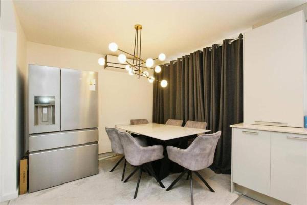 照片显示了位于Stonewood市的Family Friendly 4-Bedrooms物件。