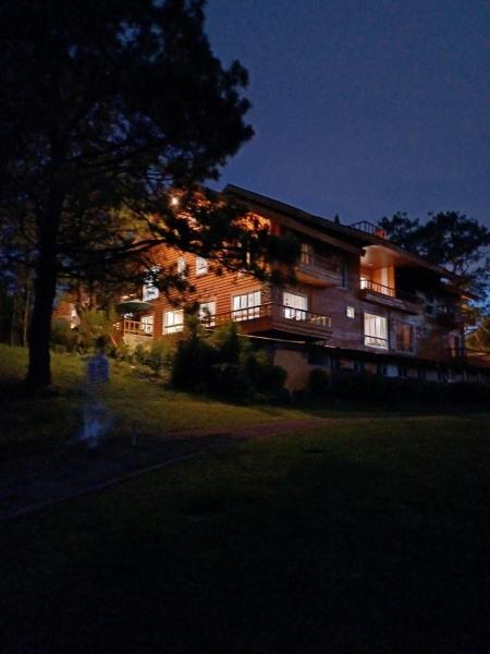 На фото показан объект Orange House, расположенный в городе Camp John Hay.
