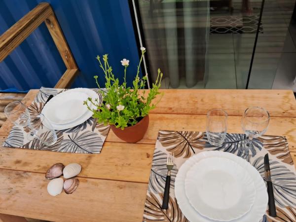 På billedet ses objektet Casa Container com piscina e mini quadra de beach tênis no Campeche beliggende i byen Florianópolis.