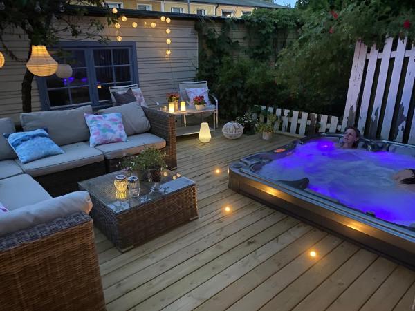 På bildet vises objektet Cozy house with amazing year-around outdoor silver hot tub som ligger i byen Fisksätra.