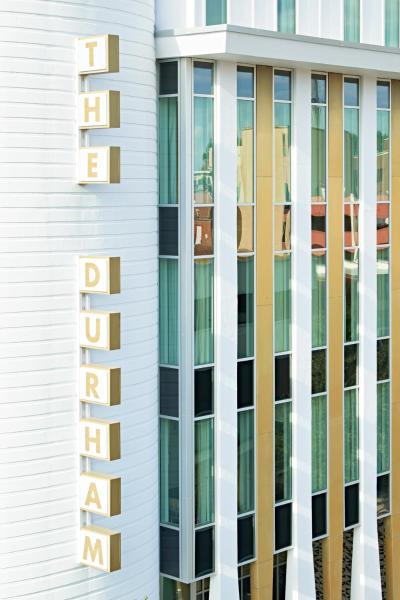 A la foto es mostra l'objecte The Durham Hotel situat a la ciutat de Durham.