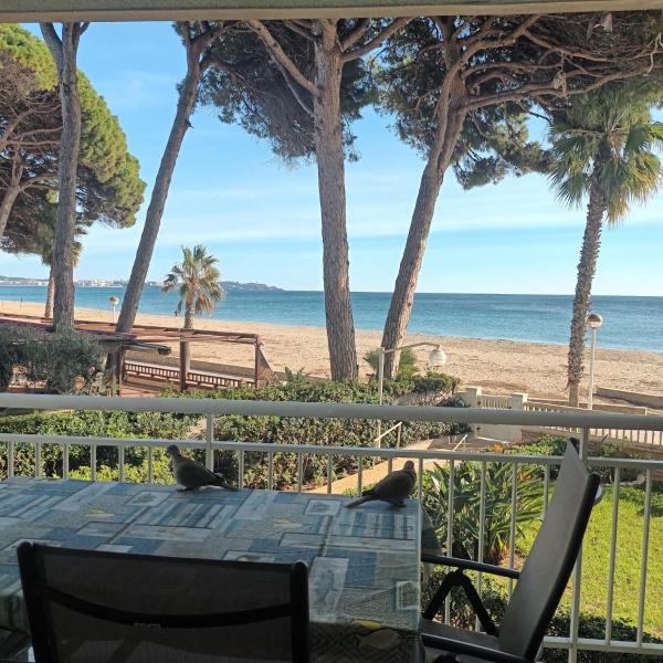 Na fotografii je vidět objekt Primera Linea De Mar En Cambrils nacházející se ve městě Cambrils.