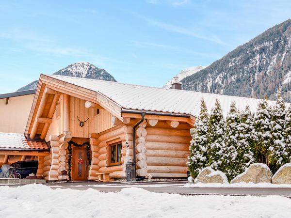 Na fotografii je vidět objekt Alpenchalet Montana nacházející se ve městě Östen.