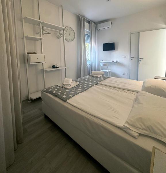 A la foto es mostra l'objecte Albergo del Pozzo situat a la ciutat de Mòdena.