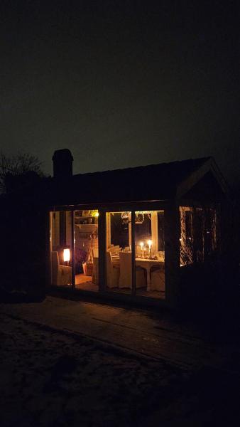 A la foto es mostra l'objecte Stor enebolig med flott hage og sommerstue situat a la ciutat de Skarpnes.