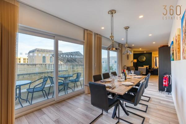 På bildet vises objektet Beautiful 3BR designer home with WIFI, AC and Balcony som ligger i byen Il-Ħamrija.