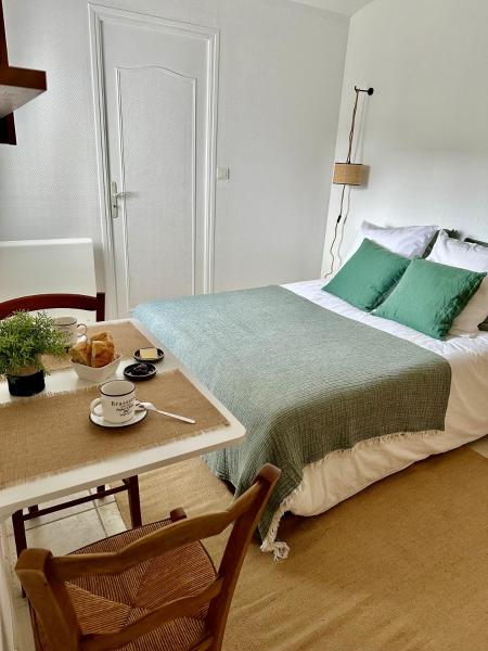 På billedet ses objektet Jolie chambre à 2 mn à pied de la plage beliggende i byen Loctudy.