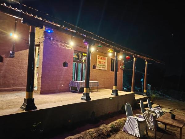 På bildet vises objektet Narmada Homestay som ligger i byen Dhāmnod.