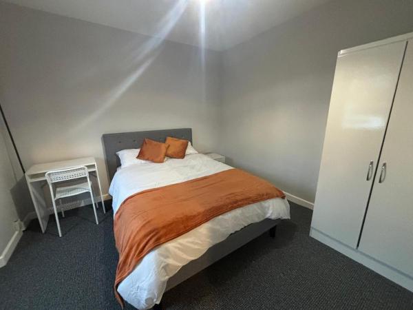 A la foto es mostra l'objecte Perfect for NHS Staff & Contractors - Fast WiFi - 1 Bedroom in 4 Bedroom House CD1 situat a la ciutat de Bradley.