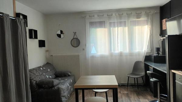 A la foto es mostra l'objecte Appartement T1 proche de VULCANIA situat a la ciutat de Combrailles.