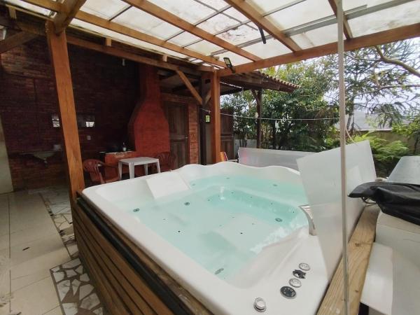 På billedet ses objektet Casa com Jacuzzi em Itapoa, 400m da Praia Aceita Pets beliggende i byen Ilha Itapeva.