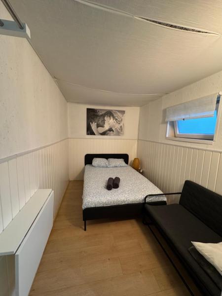 Nella foto è visibile l'oggetto Chambre 1 avec salle de bain privative situato nella città di Dilbeek.