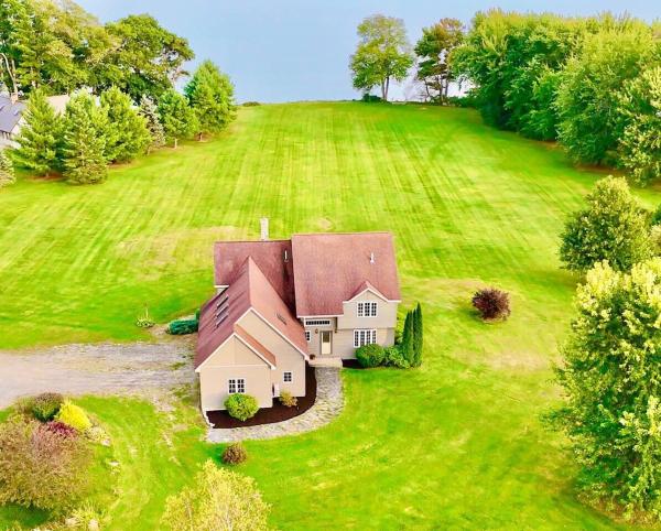 Na fotografii je vidět objekt Lake House in Newport Maine nacházející se ve městě Dexter.