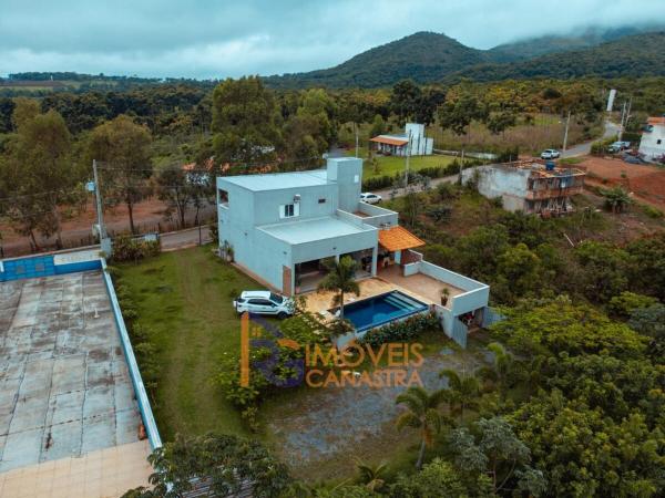 Nella foto è visibile l'oggetto Casa com piscina Piumhi Capitolio situato nella città di Pimenta.