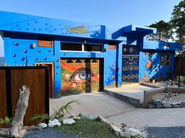 La photo montre l'objet Casa De Arte, Roatan - Beachside Bliss situé dans la ville de Diamond Rock.