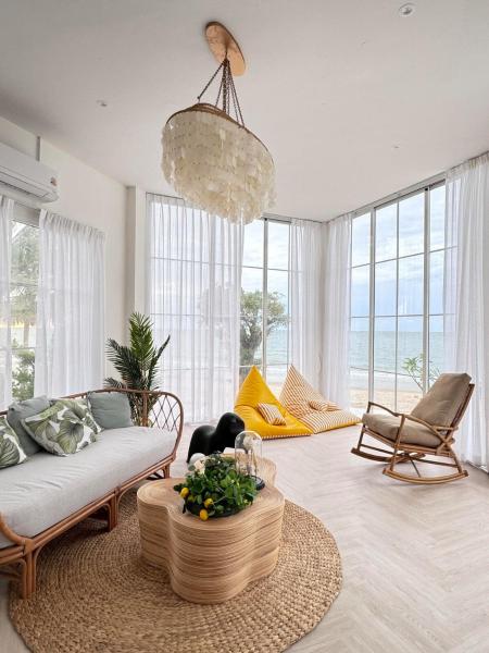 照片显示了位于Prachuap Khiri Khan市的Coastal Calm Beachfront PoolVilla物件。
