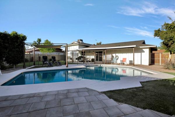 Na zdjęciu widoczny jest obiekt 4br Tempe Home W Pool Heating Option Available! położony w mieście Tempe.