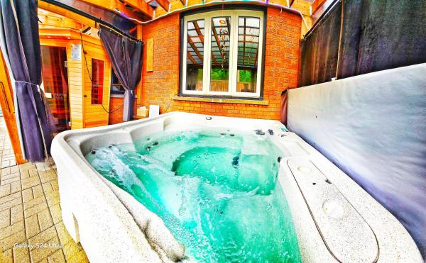 На фото показан объект 70 percent Off Luxurious Hot Tub,Sauna, 2000Sqft of Private, расположенный в городе Вон.