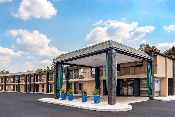 Na fotografii je vidět objekt Super 8 by Wyndham Daleville-Fort Novosel nacházející se ve městě Ozark.