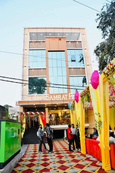 A la foto es mostra l'objecte The Samrat palace situat a la ciutat de Khalīlābād.