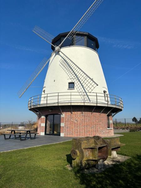 Op de foto is het object Moulin de Barbissart te zien, gelegen in de stad Esquelmes.